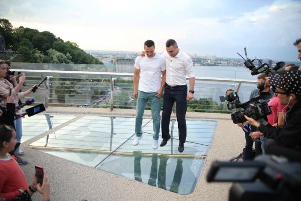 <br />
	                Братья Кличко испробовали стеклянный пол на новом пешеходном мосту в Киеве                
