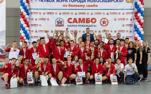 
<p>                                На пятерку: в Новосибирске состоялся юбилейный Кубок мэра по боевому самбо</p>
<p>                        